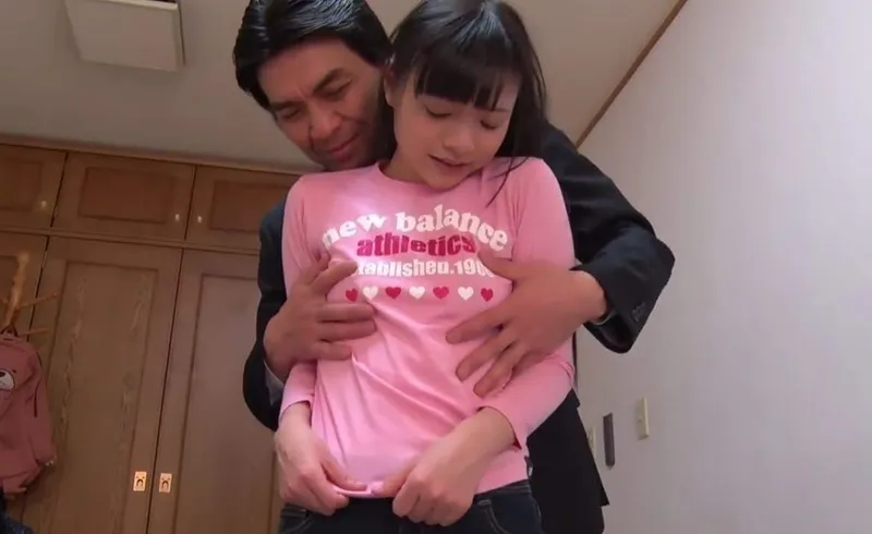 Bố dượng dụ đứa bé ngoan riêng ngây thơ của vợ