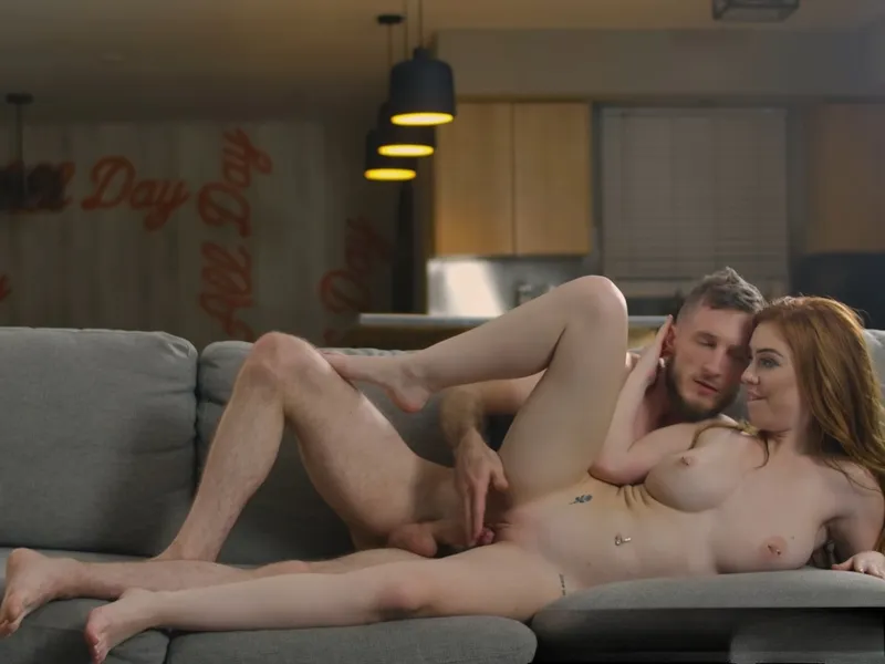 đang tăng ca mà con ghệ cứ dùng lỗ lồn lôi kéo tôi doggy cùng em